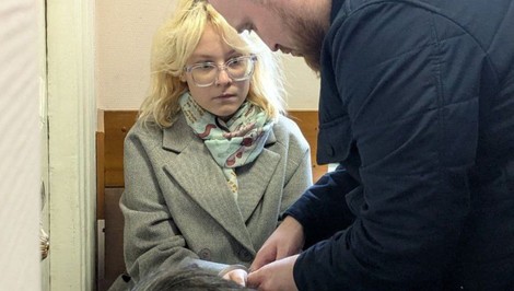 Mlč, alebo pôjdeš za mreže. Mladú speváčku potrestali za spievanie protivojnovej piesne