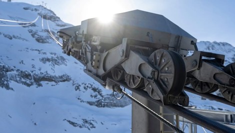 AUTENTICKÉ VIDEO: V známom lyžiarskom stredisku sa zrútila kabína lanovky