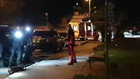 V Dúbravke dobodali muža pred bytovkou. Páchateľa na úteku zadržala polícia