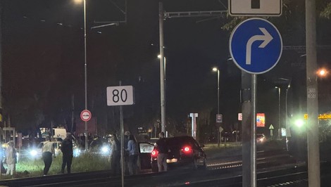 Dráma v Bratislave: Auto skončilo na koľajniciach, tesne pri ňom zastavil vlak