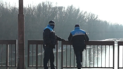 Mladík chcel skočiť z mosta. Mestskí policajti ho zachránili v poslednej chvíli