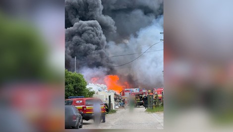 Obrovský požiar pri Nových Zámkoch: Horí firma na spracovanie plastov a papiera