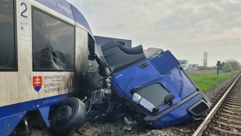 Zrážka vlaku s kamiónom ochromila dopravu. Pozor na obmedzenia