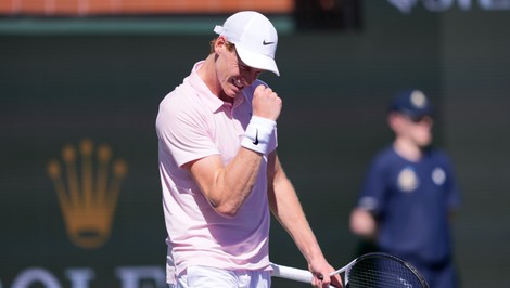 Sinner suverénne zdolal domáceho Tiena, do semifinále aj Zverev s Alcarazom