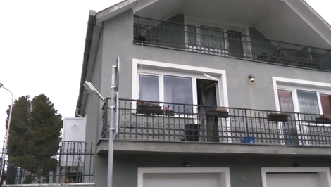 Fotka so zbraňou: Syna muža, ktorý je podozrivý z vraždy ženy a jej dcéry, vzala polícia