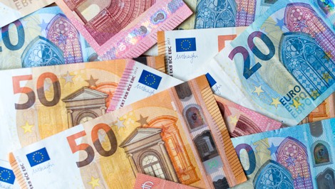 Bezdomovec rozhadzoval tisíce eur na ulici. Odkiaľ ich mal, nepovedal