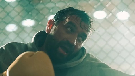 Prvé zábery z nového filmu s Milanom Ondríkom. Bojovník je príbeh o vnútorných zápasoch a druhej šanci