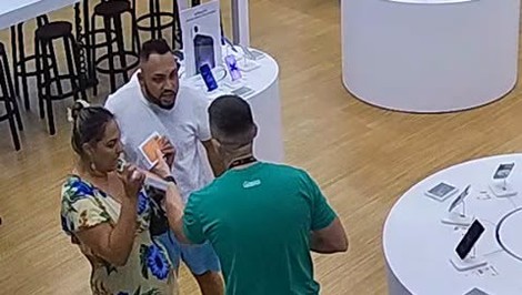 Chceli vymeniť telefón za falzifikát. Všímavý predavač ich prekukol