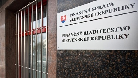 Neznámi páchatelia sa vyhrážali prezidentovi Finančnej správy. Budova bola evakuovaná