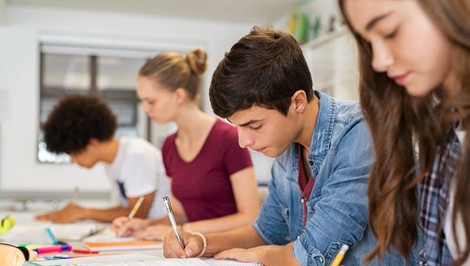 Maturant, ktorý nechce len „prežiť“ posledný rok školy? V hre je vývoj vlastného startupu, certifikát, mentoring aj 10 000 eur