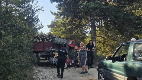 Pri Čachticiach havaroval traktor. Zraneného vodiča (18) prevážal vrtuľník