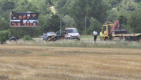Policajné auto smerujúce na zásah sa čelne zrazilo s osobným vozidlom. Vodič nehodu neprežil