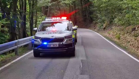 Opitý muž viezol v aute päť detí. Po náraze do stromu jedno z nich zomrelo