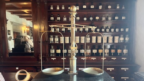 Tajomstvá starej lekárne: jedy za zrkadlom a lieky, ktoré sa miešali ručne