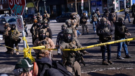 Federálni agenti v Minneapolise postrelili 51-ročného muža. Zraneniam podľahol