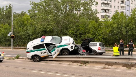 Policajné vozidlo po zrážke skončilo na zvodidlách. Nedanie prednosti spôsobilo nehodu 3 áut