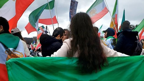 Iránka Maryam otvorene o vojne a islamskom režime: Všetko tam riadi propaganda, ľudí zabíjajú na uliciach