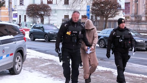 Prípad zavraždenej seniorky: Na Okresnom súde rozhodujú o väzbe obvineného