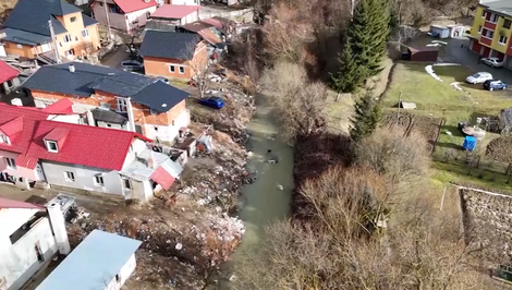 Marek (2) po páde do potoka naďalej bojuje o život. Oživovali ho až traja ľudia