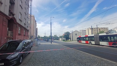 Polícia v Prahe uzavrela celú ulicu. Muž sa tam vyhráža so zbraňou