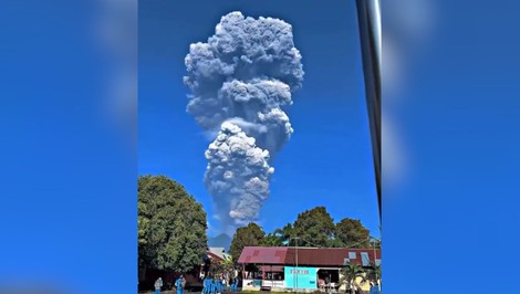 Po erupcii obávanej sopky pátrajú po desiatkach turistov, hlásia aj obete