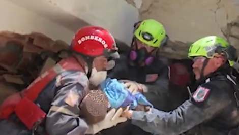 Po štyroch dňoch pod troskami vo Venezuele sa podarilo zachrániť živé bábätko