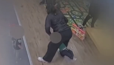 Opatrovateľka v detskom kútiku sa nebezpečne hrala s chlapcom (2). Utrpel vážne poranenie mozgu