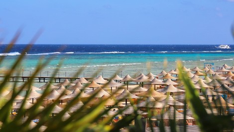 Hluk, prach a chaos: Vysnívaný pobyt pri mori sa pre Slovákov zmenil na nočnú moru