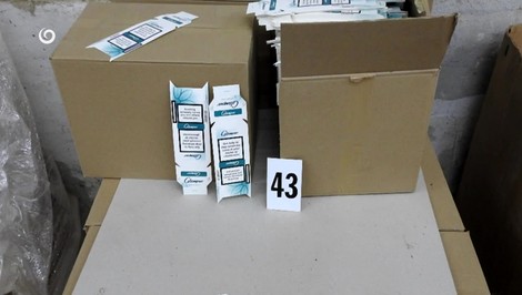 Colníci odhalili ďalšiu nelegálnu fabriku na cigarety. Zadržali 20 ľudí a zaistili tabak za milióny