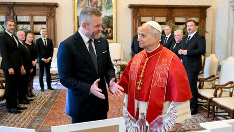 Prezident venoval pápežovi dary slovenského umenia. Svätého Otca pozval na Slovensko