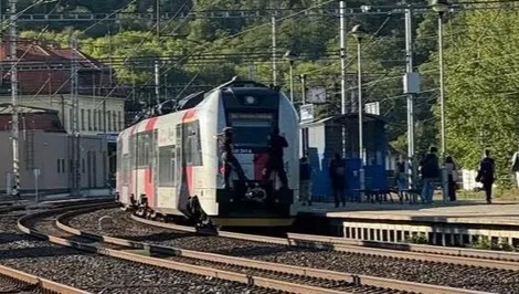 Maskovaní mladíci skočili na rozbiehajúci sa vlak: Viezli sa na spojovacom zariadení