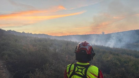 FOTO: Les pri Trstíne pohltili plamene. Na pomoc povolali aj vrtuľník