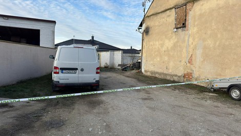 Polícia vyšetruje násilnú smrť muža. Po nočnej hádke ho žena údajne bodla do krku