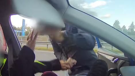 Vodič napadol matku pred dcérou. „Nenazýval by som to bitkou,“ tvrdí aj to, že ho provokovala