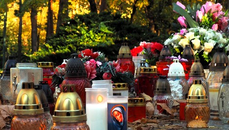 Sviatok Všetkých svätých: Veriaci si na cintorínoch pripomenuli zosnulých