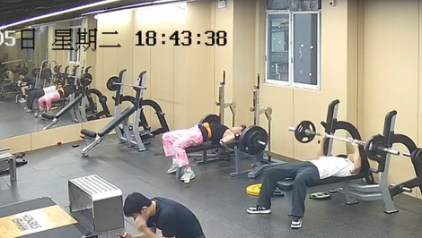 Dráma v posilňovni: Mladík uviazol pod 145-kilogramovou činkou, nikto mu nepomohol