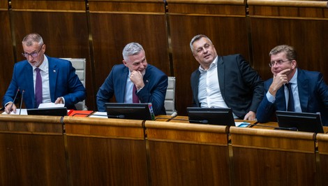 Poslanci nepodporili návrhy opozície. O funkciu neprišiel žiadny z ministrov