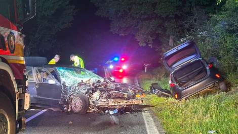 Auto prešlo do protismeru: Štyroch účastníkov nehody museli hasiči vystrihovať