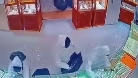 Kriminálka stále pátra po gangu, ktorý za bieleho dňa vykradol zlatníctvo na Zlatých Pieskoch