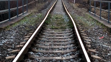 Vodič nákladného automobilu utrpel ťažké zranenia pri zrážke s vlakom