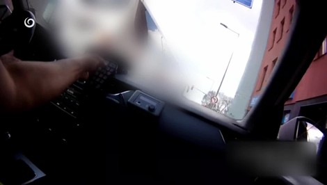 Vodič so zákazom šoférovania prešiel na červenú a snažil sa ujsť policajtom