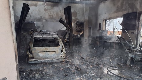 Požiar v Beluši zničil prístrešok aj garáž s autom. Škody dosiahli 100-tisíc eur