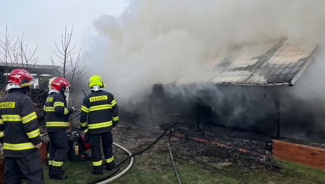 Hasiči zasahujú pri požiari v Strečne. Plamene ohrozujú prístrešky aj rodinný dom