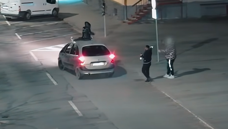 Muži pod vplyvom alkoholu sa striedali za volantom, jazdili aj na streche auta