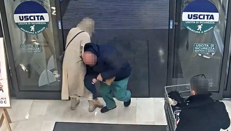 Bezdomovec sa pokúsil uniesť ročné dieťa priamo z rúk matky. Počas toho mu zlomil nohu