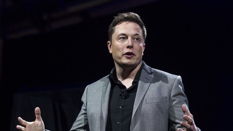 Elon Musk spí na knihách. Potom ho vraj nepáli záha