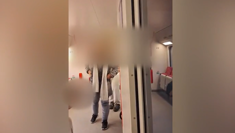 Brutálny útok vo vlaku: Kopance a vyhrážky zabitím, nikto z prítomných dvojici nepomohol