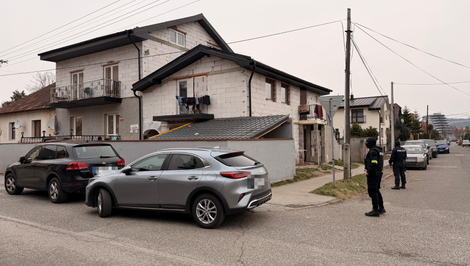 Policajná akcia v Spišskej Novej Vsi: Kukláči zasahovali v dome pri sídlisku Mier