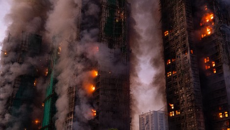 Polícia po požiari bytového komplexu v Hongkongu zadržala 13 ľudí