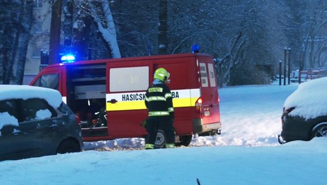 Snehová kalamita ochromila Slovensko. Kamióny blokovali cesty, hasiči odstraňovali popadané stromy